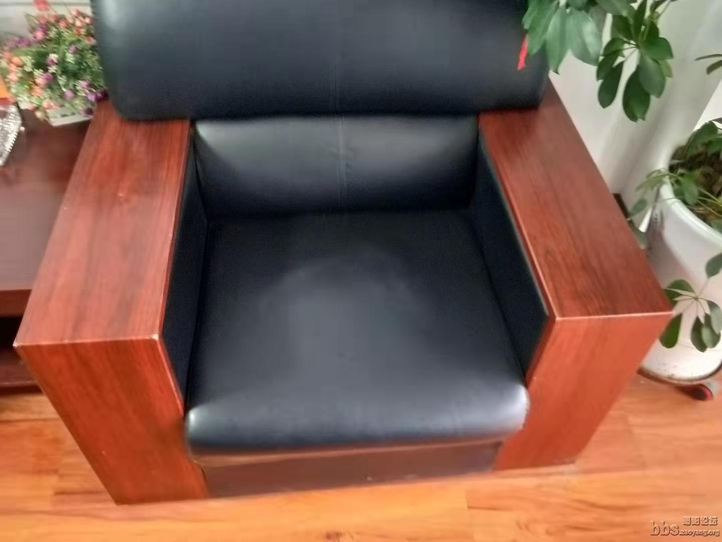 面装修，现处理办公沙发（1+1+3），两个小的，一个大的